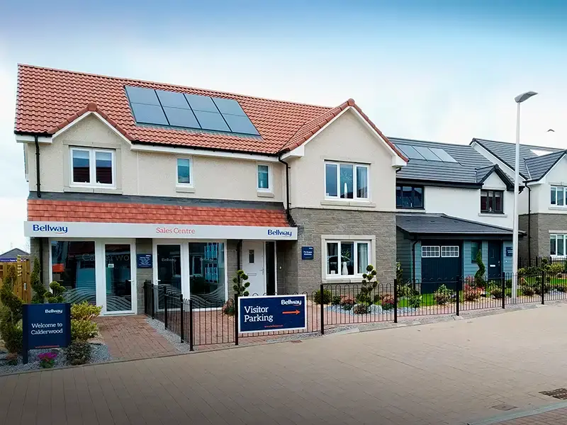 Maison témoin Bellway avec système solaire intégré en toiture Clearline fusion