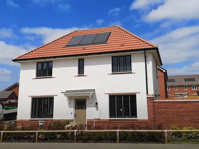 Nueva vivienda de Bloor Homes con energía solar integrada en tejado Clearline fusion.