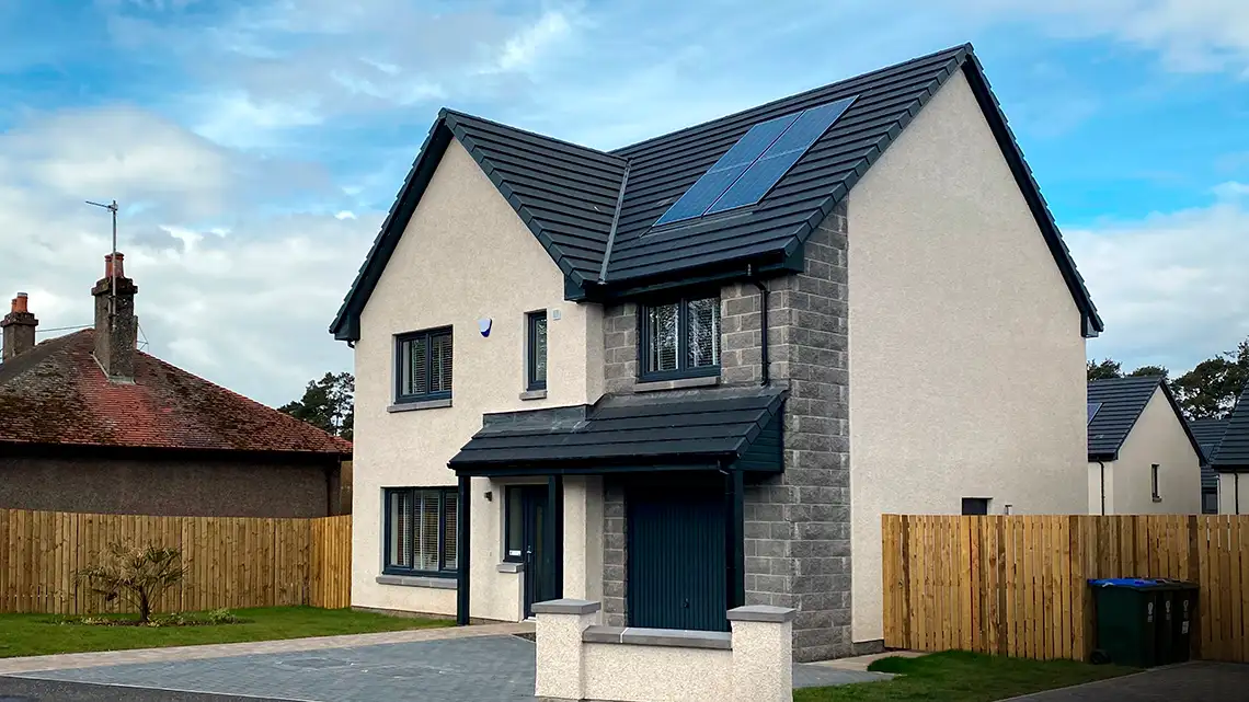 Huis in Angus, Schotland, voorzien van Clearline Fusion-zonnepanelen